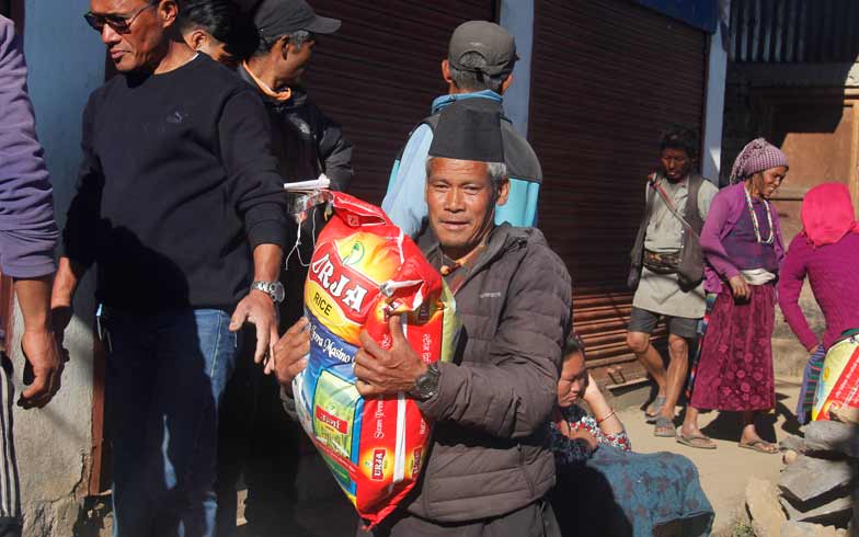 Corona-Spendenaktion Nepal Reis verteilen